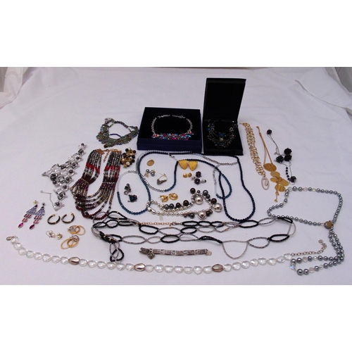 326 - A quantity of costume jewellery to include Swarovski necklaces and earrings