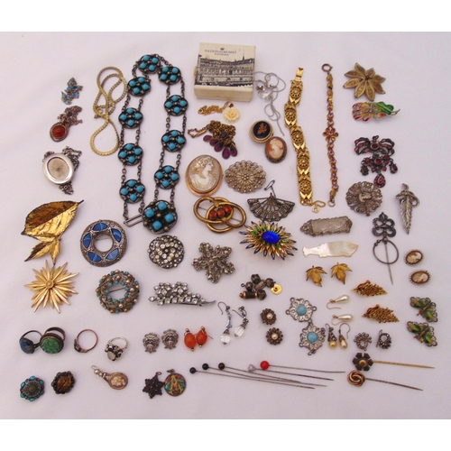 329 - A quantity of costume jewellery to include earrings, necklaces, brooches and rings