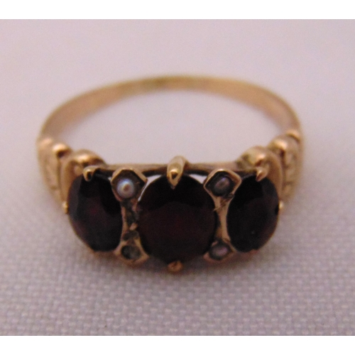 358 - 9ct gold and three stone garnet ring