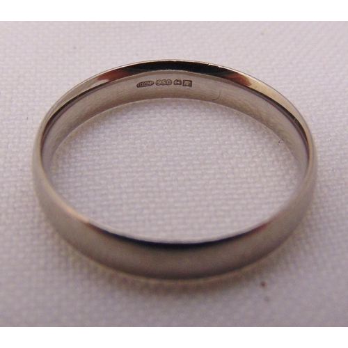 366 - Platinum hallmarked 950 wedding band, approx total weight 3.0g