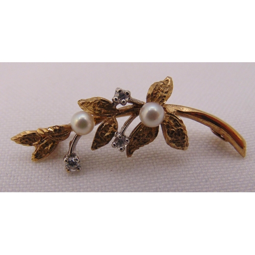 372 - 9ct yellow gold diamond and pearl brooch, approx total weight 2.3g