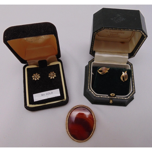 389 - Two pairs of 9ct gold earrings and a 9ct gold and agate brooch