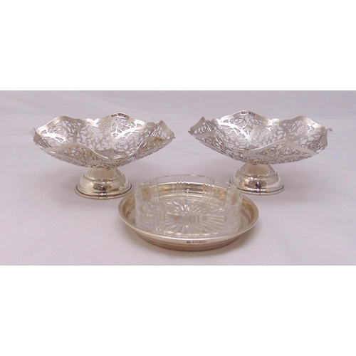 433 - A quantity of hallmarked silver to include two pierced bonbon dishes and a coaster