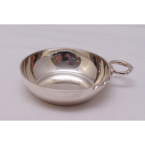 434 - A hallmarked silver tas de vin with pierced serpentine handle, approx total weight 134g, London 1977