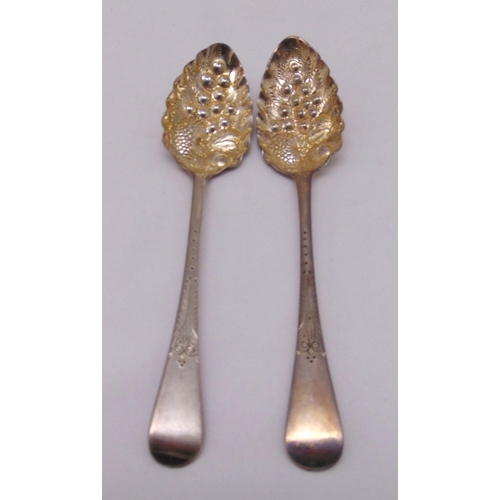 436 - A pair of hallmarked silver berry spoons of customary form, approx total weight 127g