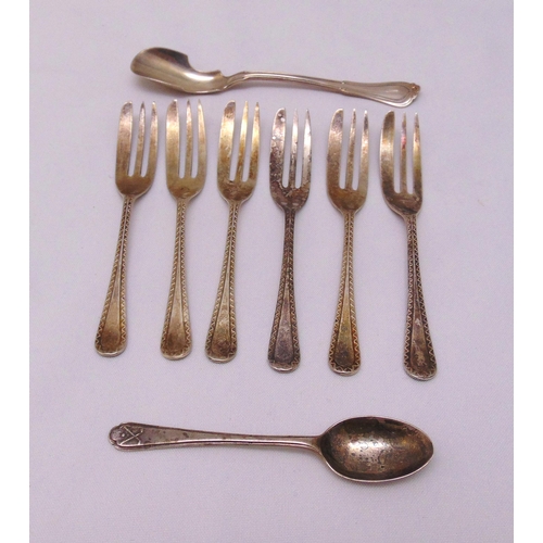 478 - A set of six hallmarked silver pastry forks and two hallmarked silver spoons, approx total weight 15... 