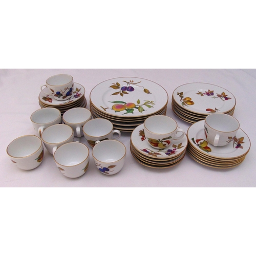 98 - Wedgwood Evesham dinner and tea service to include plates, cups and saucers (40)