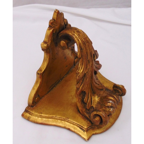 254 - A 19th century carved gilt wood wall bracket with acanthus leaf decoration, 23 x 20 x 27cm