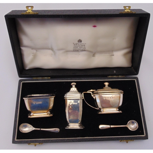 397 - Garrard and Co. hallmarked silver cased condiment set to include two condiment spoons, Birmingham 19... 