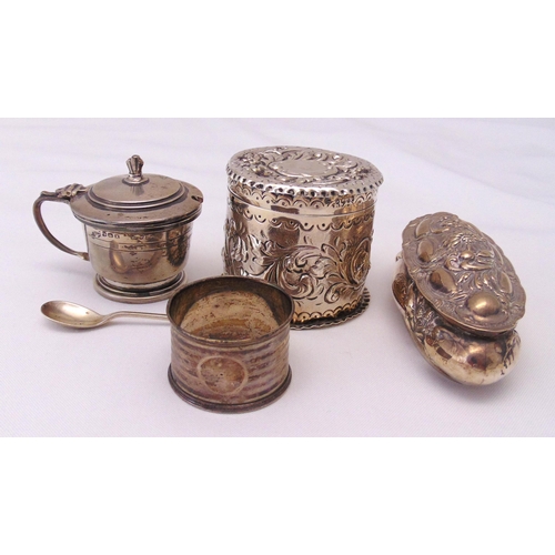 410 - A quantity of hallmarked silver to include a mustard pot with blue glass liner and condiment spoon, ... 