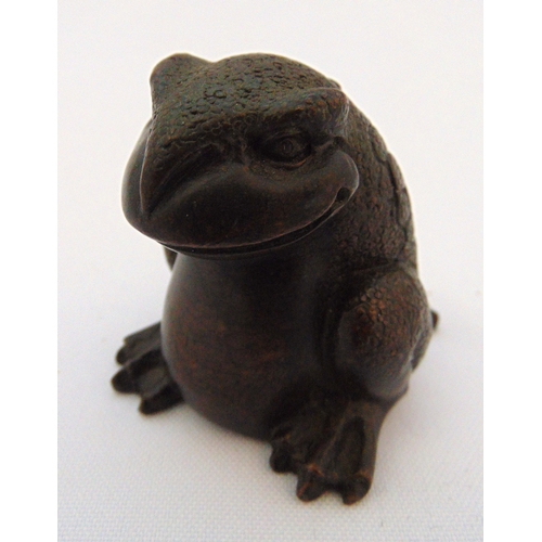 150 - A Japanese Okimono bronze figurine of a frog, 5 x 4 x 5cm