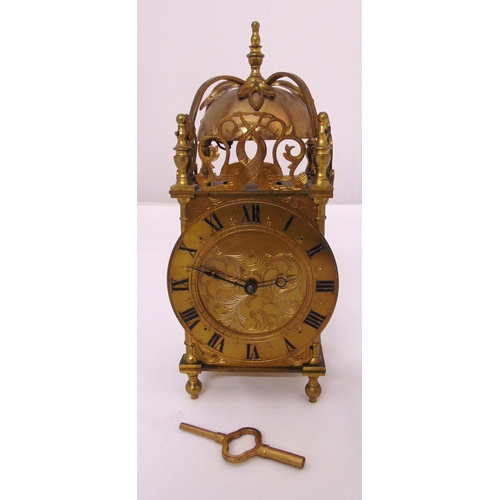 276 - A French brass lantern clock of customary form with Roman numerals, to include key, 25 x 10 x 9.5cm