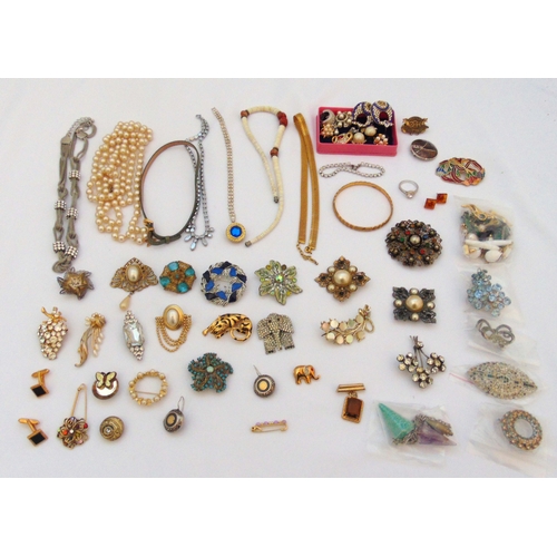 303 - A quantity of costume jewellery to include necklaces, bracelets, earrings, brooches and rings