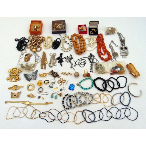 307 - A quantity of costume jewellery to include rings, bracelets, earrings, necklaces and brooches