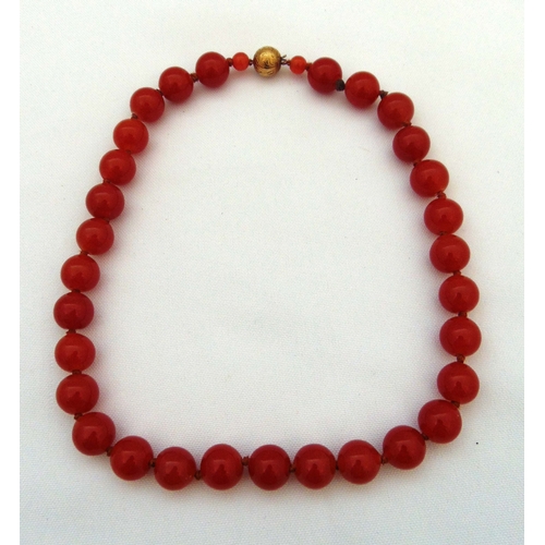 309 - A strand of beads with 14ct gold clasp