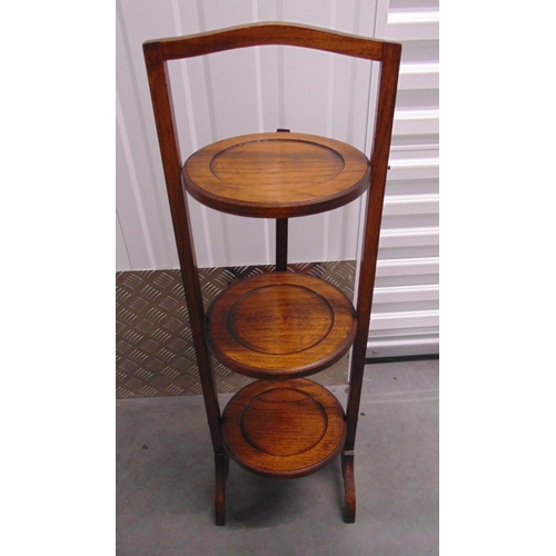 21 - An oak three tier plate stand of customary form, 89 x 28.5 x 25.5cm