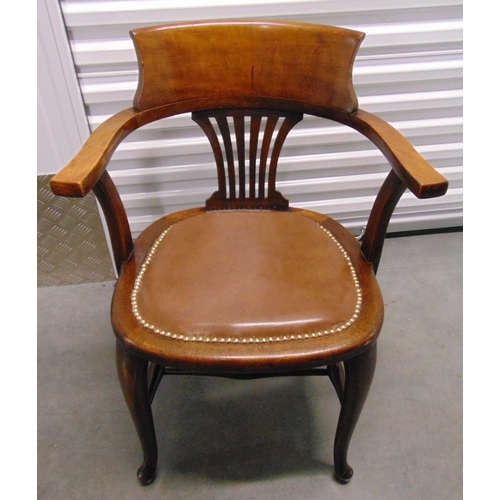 27 - An early 20th century mahogany desk chair with a leather seat on four cabriole legs