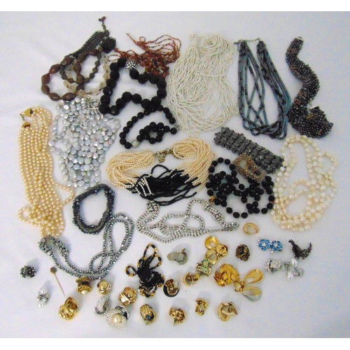 258 - A quantity of costume jewellery to include earrings, necklaces and bracelets