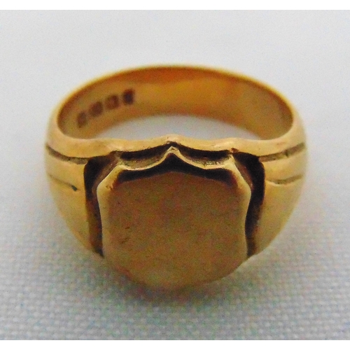 286 - 18ct yellow gold signet ring, approx total weight 13.7g