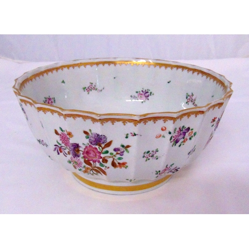 120 - An oriental style hand painted bowl, the fluted sides with gilded borders and floral sprays, marks t... 