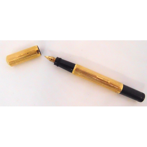 362 - 18ct yellow gold engine turned fountain pen with retractable gold nib, A/F