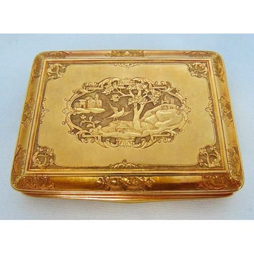 250 - George I shaped rectangular gold snuffbox circa 1715, the hinged cover embossed with a classical sce... 