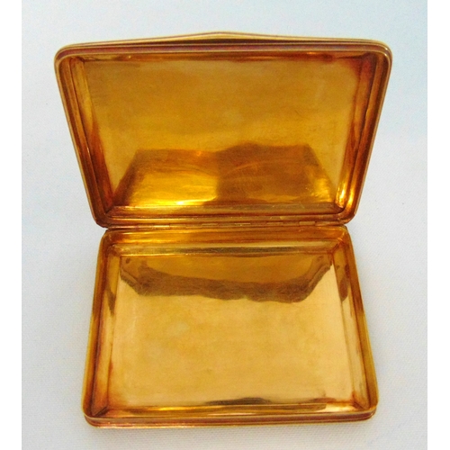 250 - George I shaped rectangular gold snuffbox circa 1715, the hinged cover embossed with a classical sce... 