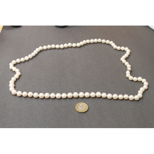 218 - Langer freshwater pearl Austrian necklace with magnetic 925 silver clasp