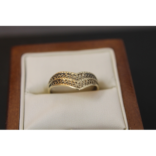 253 - Filigree detail 375 marked gold ring size S weight 1.77 gms