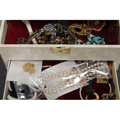 268 - Jewellery box of costume jewellery