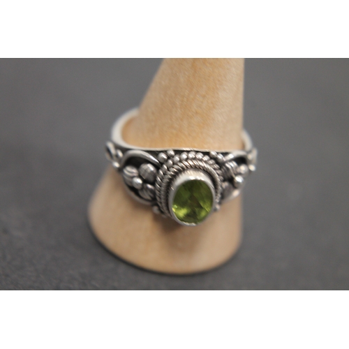 302 - 925 silver peridot stone ring size S