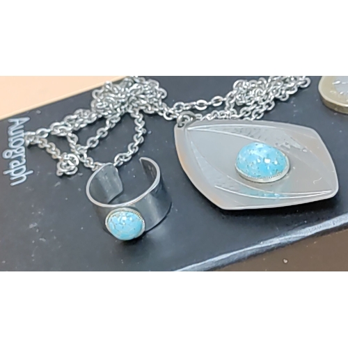 624 - MODA hand made in Malta  jewellery set with turquoise stones, featuring a pendant necklace and adjus... 