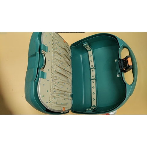 119 - A green Samsonite ladies travel case