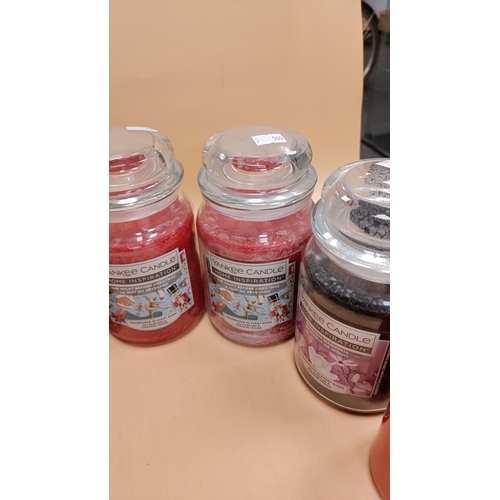 131 - 5 x 538g yankee candles inc The night before christmas, Apple cinnamon cider, Soft cotton and Midnig... 