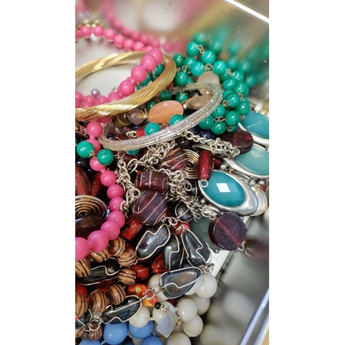 257 - Job lot of costume jewellery