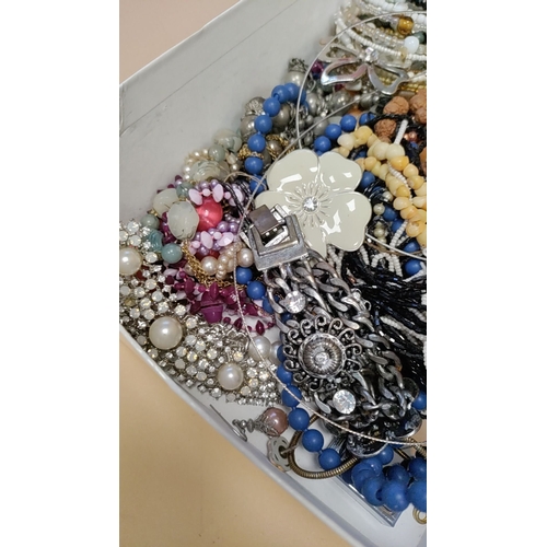 258 - Job lot of costume jewellery