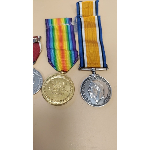 286 - 2 x WW1 medals to include West Yorkshire Reg and Victory medal Lieutenant.O.G.Watson and 2 WWii defe... 