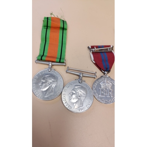 286 - 2 x WW1 medals to include West Yorkshire Reg and Victory medal Lieutenant.O.G.Watson and 2 WWii defe... 