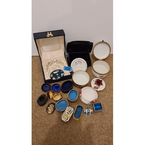 439 - Collection of 11 trinket and pill boxes to include Royal Albert china, bakelite and closonne ware et... 