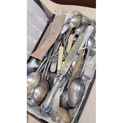 447 - Box of assorted vintage cutlery