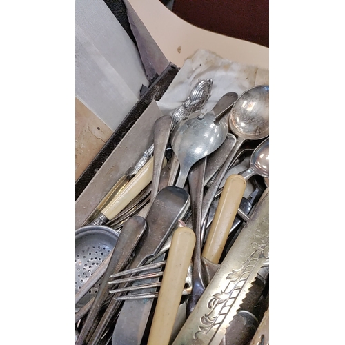 447 - Box of assorted vintage cutlery