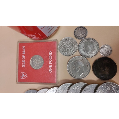 474 - Collection of vintage crowns and other coins including an Isle Of Man pound coin