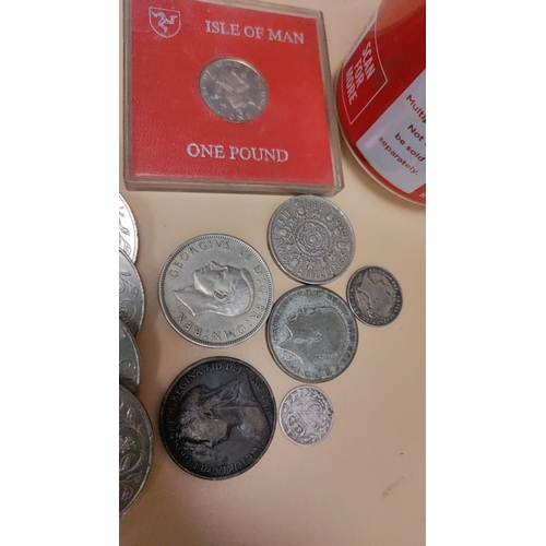 474 - Collection of vintage crowns and other coins including an Isle Of Man pound coin