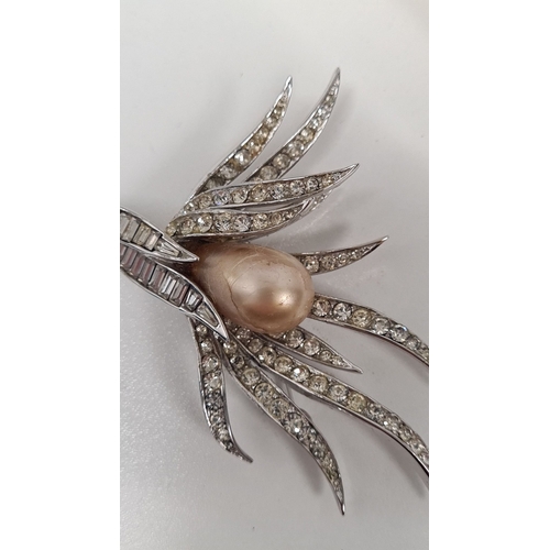 483 - Stunning vintage costume jewellery brooch