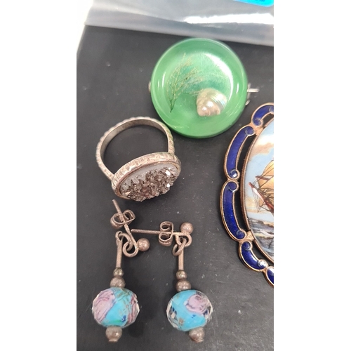 488 - Selection of vintage brooches, rings and earrings