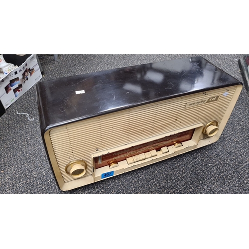 497 - Murphy 674 Valve radio in bakelite