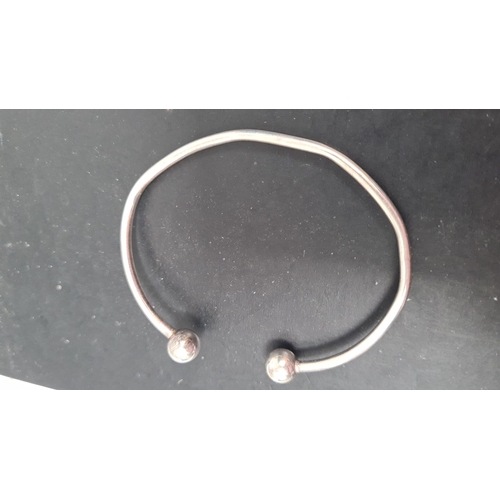 518 - 925 silver bangle 7cm across