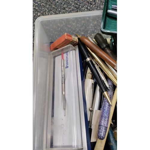 533 - Job lot of assorted fountain and ball point pens