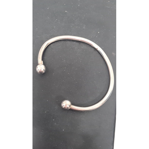 567 - 925 Silver bangle. 7cm