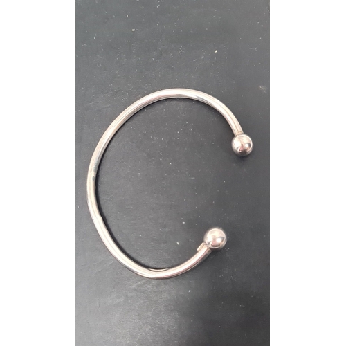 567 - 925 Silver bangle. 7cm